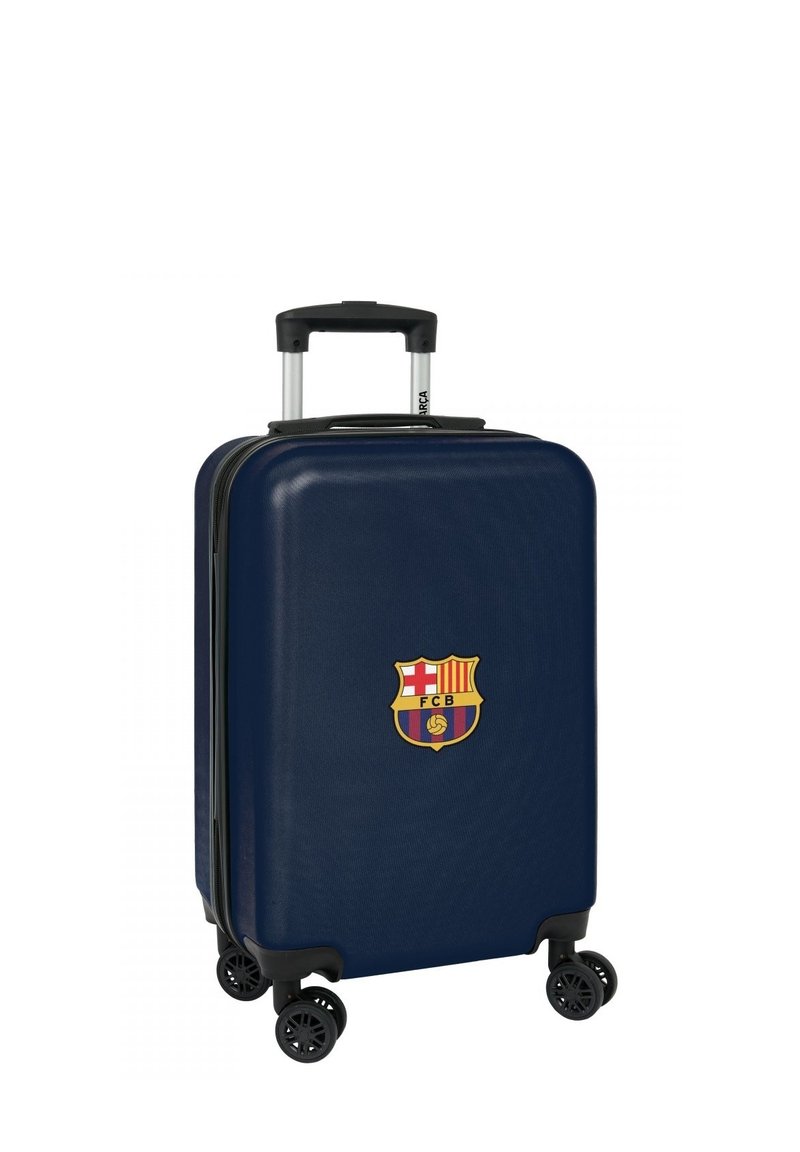 Valigia rigida blu navy con logo del FC Barcelona, manico telescopico, quattro ruote girevoli nere e superficie testurizzata per una maggiore durata.
