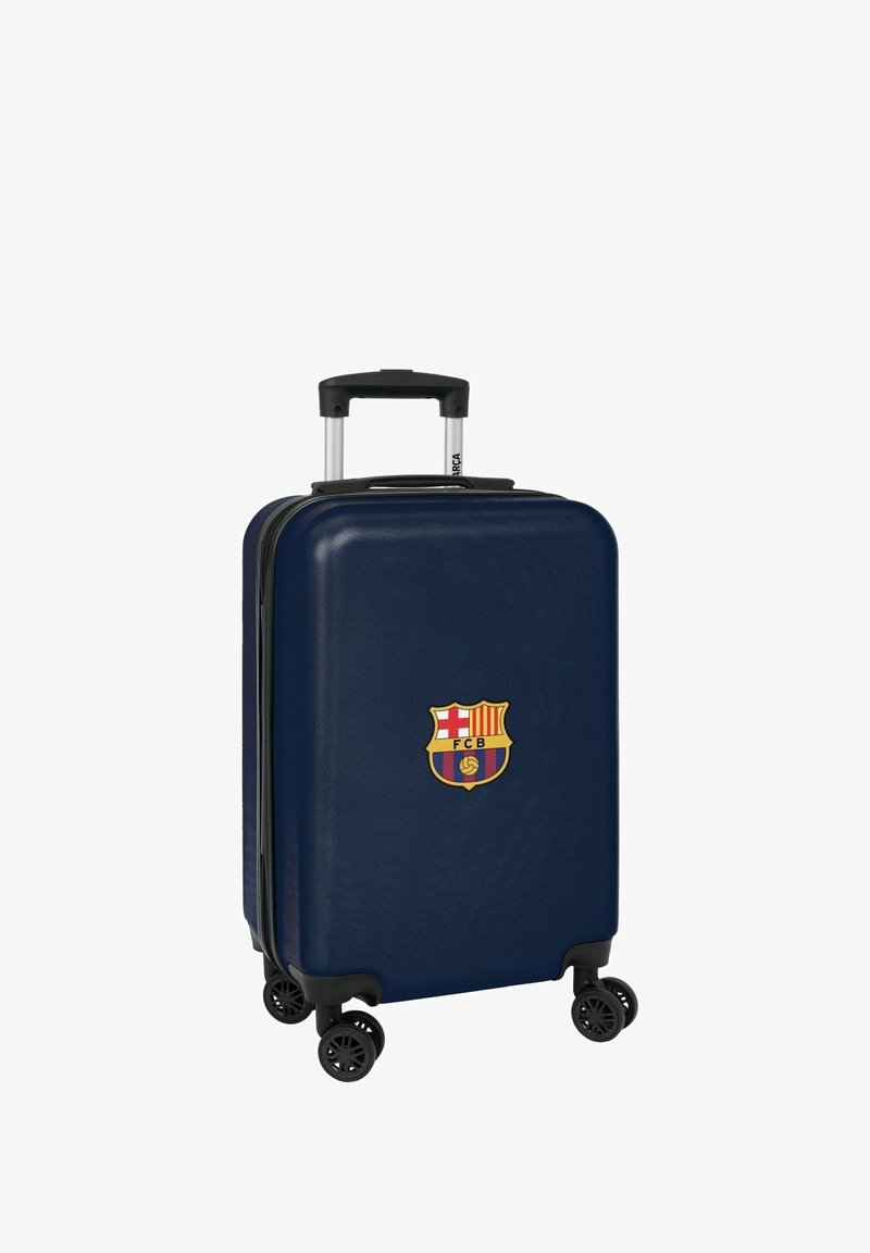 Valigia rigida blu navy con logo del FC Barcelona, manico telescopico, quattro ruote girevoli nere e superficie testurizzata per una maggiore durata.