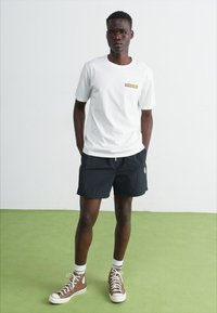 Converse STAINED GLASS - Trükipildiga T-särk - white