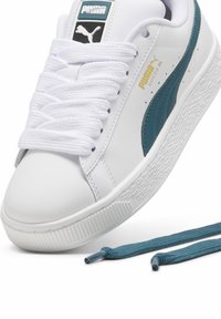 Fehér sneaker türkiz kiegészítőkkel, texturált gumi talppal, lapos fűzőkkel, arany logóval és sima szintetikus bőr felsőrésszel.