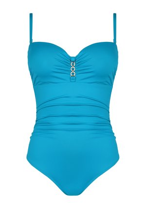 Turkusowy jednoczęściowy strój kąpielowy z regulowanymi ramiączkami spaghetti, marszczonym materiałem i srebrnym okrągłym elementem ozdobnym na środku.