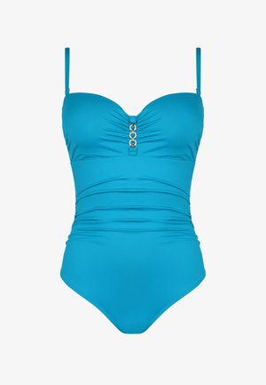 Turkusowy jednoczęściowy strój kąpielowy z regulowanymi ramiączkami spaghetti, marszczonym materiałem i srebrnym okrągłym elementem ozdobnym na środku.