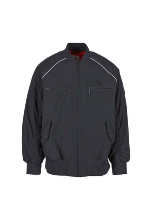 Černá bomber bunda s žebrovanými manžetami a límcem, dvěma zipovými kapsami na hrudi, bočními kapsami na knoflíky a jemným logem na levé hrudi.