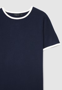 Marineblaues T-Shirt mit kurzen Ärmeln und rundem weiß geripptem Ausschnitt. Hergestellt aus einem strukturierten Stoff, mit minimalistischem Design und weicher Oberfläche.