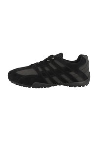 Scarpa sportiva nera con tomaia in suede e mesh, design con lacci e suola in gomma testurizzata con accenti di pattern.