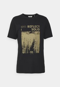 Svart bomulls t-shirt med en stor gyllene grafik som visar träd och silhuetter. Text: "REFLEKTERA SOLID" och ett citat ovanför.