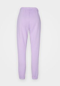 Lila träningsoverall med elastisk midja, avsmalnande ben och elastiska muddar. Tillverkad av mjukt material med en slät yta.