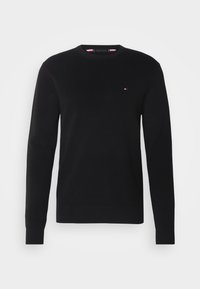 Schwarzer Strickpullover mit langen Ärmeln, rundem Ausschnitt, gerippten Bündchen und Saum sowie einem kleinen gestickten Logo auf der Brust in Rot, Weiß und Blau.