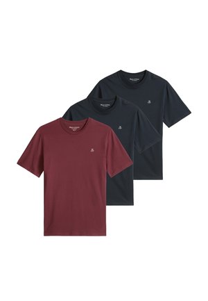 Drei schlichte T-Shirts mit Rundhalsausschnitt, zwei schwarze und ein dunkelrotes, jeweils mit einem kleinen weißen Marc O'Polo-Logo auf der linken Brust.
