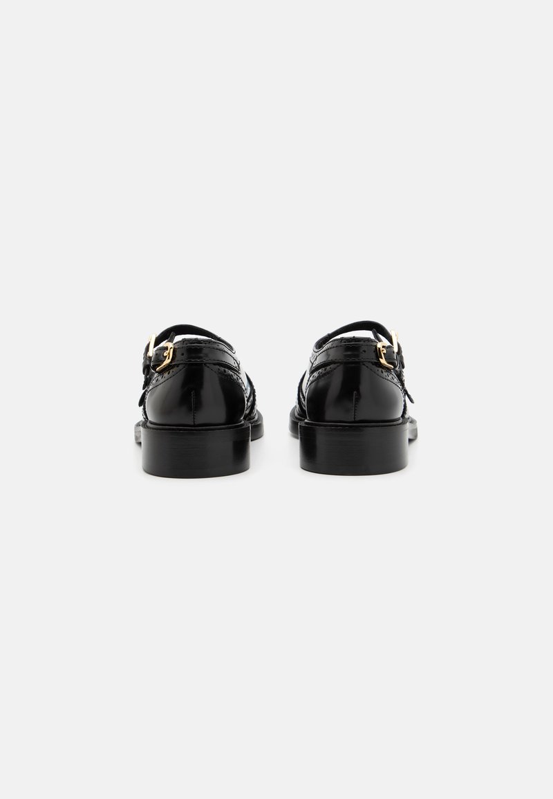 Zwarte lakleren schoenen met achterbandjes en hardware in goudkleur. Snoepele structuur, ronde neus, lage blokhak en reliëfdetails.