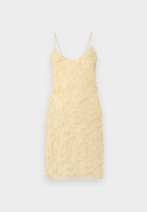 Sárga ujjatlan ruha, mely testhez simuló sziluettel rendelkezik. Strukturált felülettel bír, frufru részletekkel az egész ruha területén. Spagetti pántokkal és V-nyakkivágással.