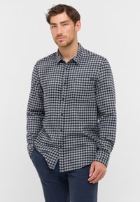 Navy en beige geruite overhemd met lange mouwen, met knoopsluiting aan de voorkant, kraag, linkse borstzak, gemaakt van katoenen blendstof.