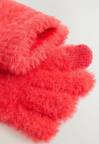 Gants rouges en peluche fabriqués à partir d'un matériau synthétique doux, présentant une surface texturée et un accent en tricot côtelé sur les bouts des doigts.