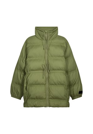 Olijfgroene gewatteerde jas met een hoge kraag, ritssluiting en trekkoordaccenten. Beschikt over doorgestikte delen en brede, omgeslagen mouwen.