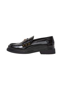Zwarte gepatineerde leren loafer met een ronde neus, decoratieve stiksels en textuuraccenten. Heeft een platte rubberen zool en logodetail.