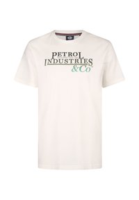 Camiseta de algodón blanca con un gráfico impreso que dice "Petrol Industries & Co" en negro y verde, cuello redondo y mangas cortas.