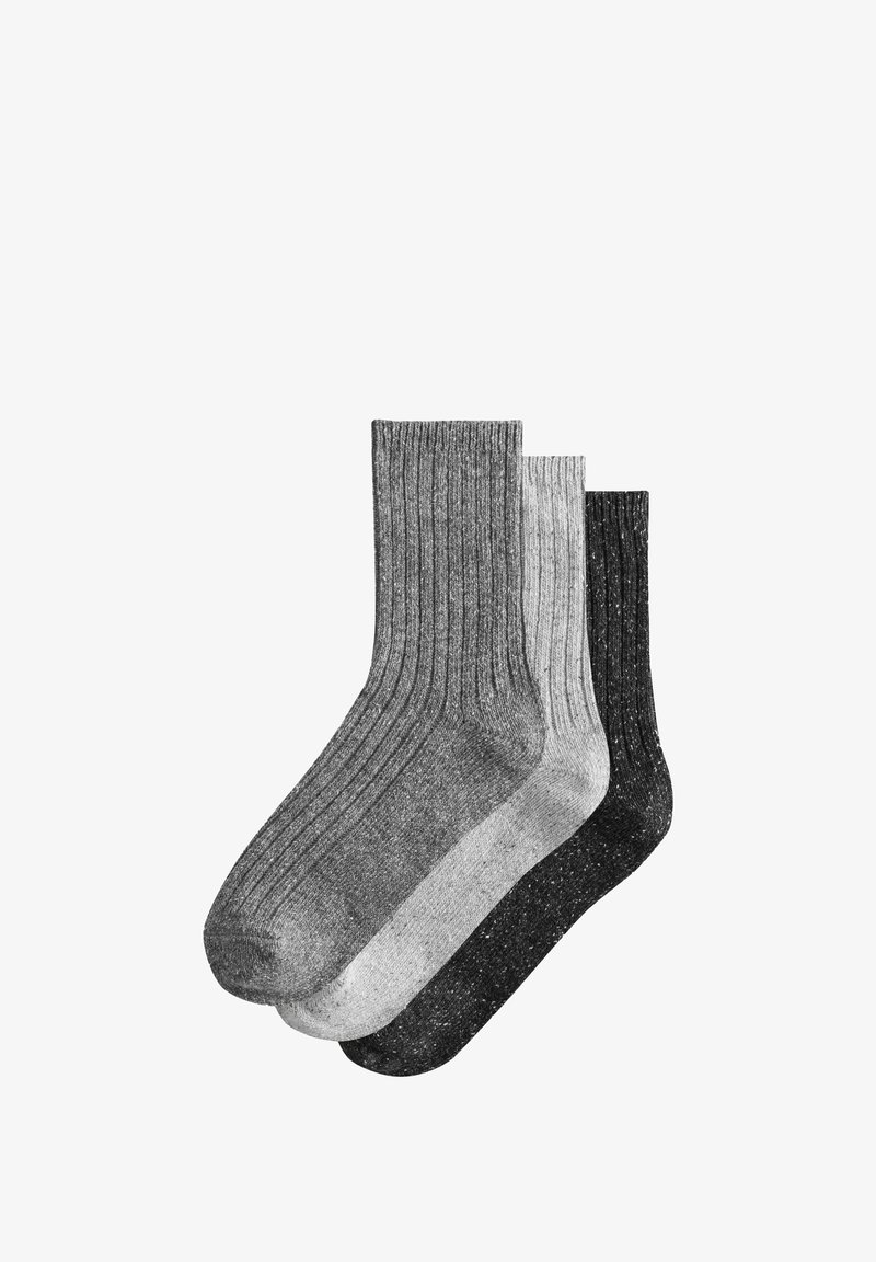 Tre paia di calzini a costine in varie tonalità di grigio, tra cui grigio scuro, grigio chiaro e nero con un motivo a macchie.