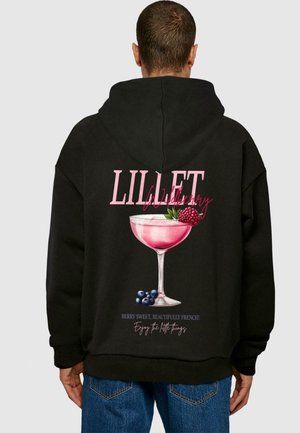 Sort hættetrøje med et farverigt print af et pink cocktailglas med bær. Teksten inkluderer "LILLET" og andre dekorative sætninger.