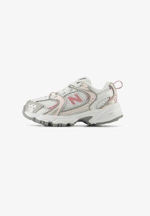Weißer und rosa New Balance Sportschuh mit Mesh-Einsätzen, Schnürverschluss und grauer Gummisohle, seitlich dargestellt.