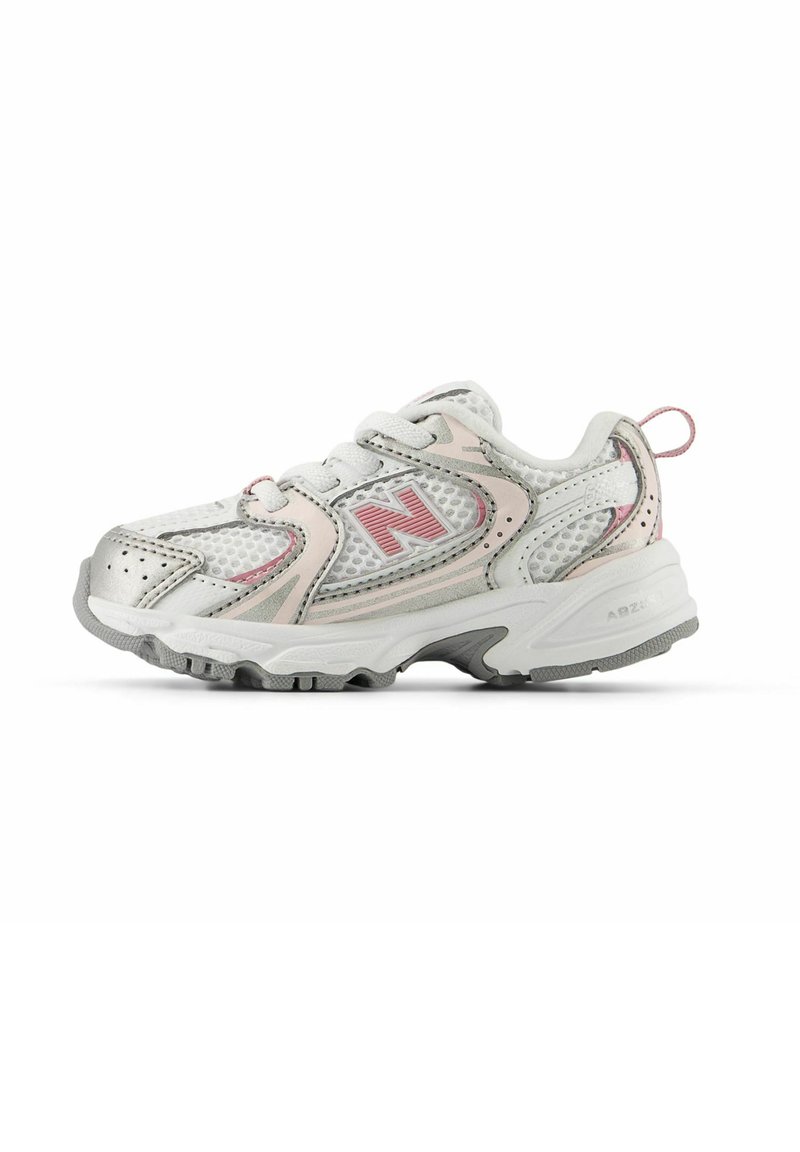 Weißer und rosa New Balance Sportschuh mit Mesh-Einsätzen, Schnürverschluss und grauer Gummisohle, seitlich dargestellt.