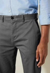 Next REGULAR FIT STRAIGHT LEG STRETCH - Chino - charcoal grey