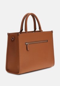 Borsa a mano in pelle marrone con doppi manici superiori, forma strutturata, tasca esterna con zip e dettagli di cucitura sottili. Texture liscia.