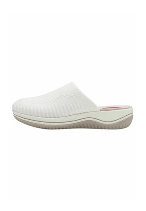 Chaussure blanche à enfiler avec une tige en tissu texturé et une semelle en caoutchouc au profil bas. Design épuré et minimaliste avec un motif de rayures surélevées.