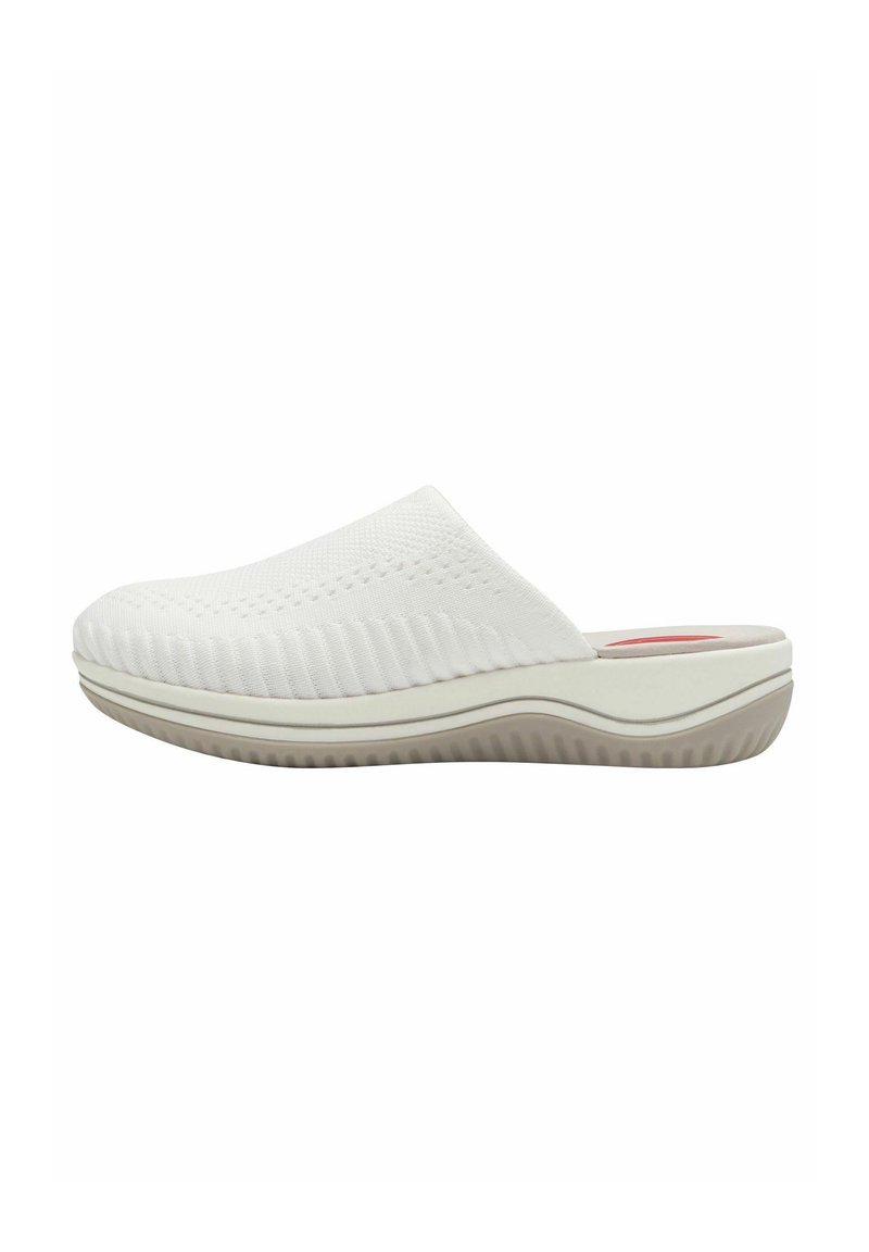 Chaussure blanche à enfiler avec une tige en tissu texturé et une semelle en caoutchouc au profil bas. Design épuré et minimaliste avec un motif de rayures surélevées.