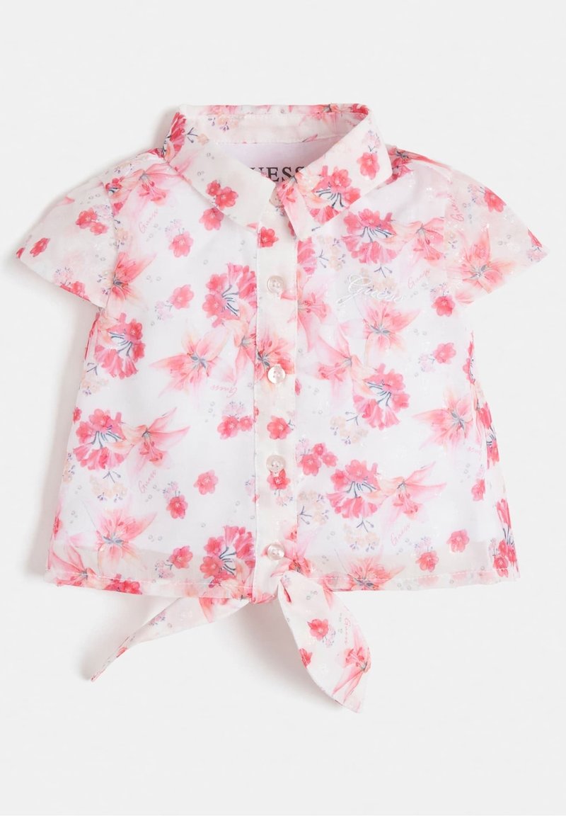 Kwiatowa koszula z krótkim rękawem i zapięciem na guziki, uszyta z przezroczystej tkaniny w różowe i czerwone kwiaty, z detalem w postaci wiązania na dole.