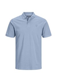 Helles blaues Poloshirt aus Baumwolle. Es hat einen klassischen Kragen, zwei Knöpfe, kurze Ärmel und ein dezentes Logo auf der linken Brust.