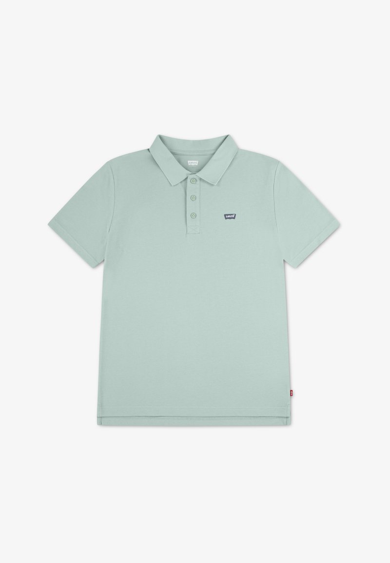 Polo vert menthe clair avec un col classique, une patte de boutonnage à trois boutons et un petit logo sur la poitrine. Matière en coton doux.