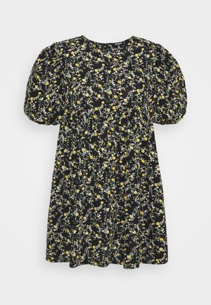 Robe noire à fleurs avec des fleurs jaunes et blanches. Manches bouffantes, encolure ronde et jupe évasée avec des détails froncés.