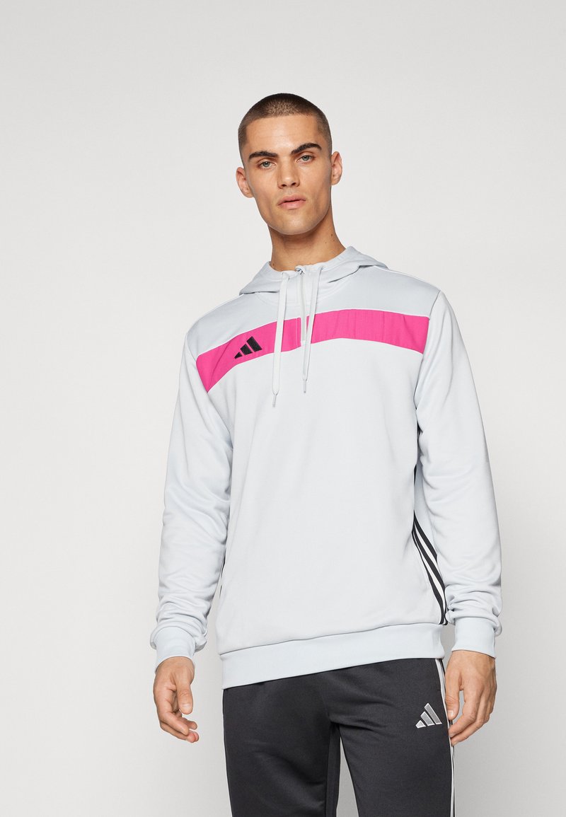 Grauer Kapuzenpullover mit einem leuchtend pinken horizontalen Streifen und schwarzen Akzenten. Verfügt über eine Kordelzugkapuze und seitliche Streifen.