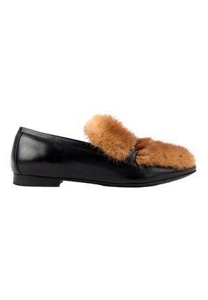 Sort læder flad sko med spids tå og lysebrun fluffy pels detalje på toppen og omkring åbningen.