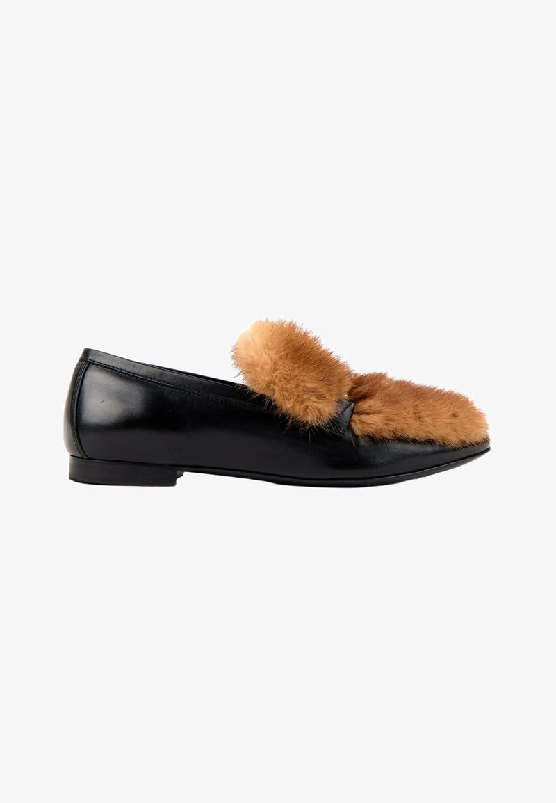 Chaussure plate en cuir noir avec un embout pointu et un détail en fourrure duveteuse marron clair sur le dessus et autour de l'ouverture.