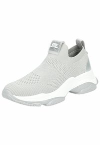 Hellgraue Strick-Sportschuhe mit einem Slip-On-Design, strukturiertem Obermaterial, weißer Zwischensohle und reflektierenden Akzenten an Ferse und Zunge.