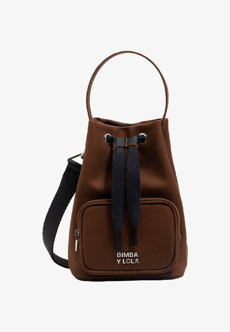 Hnedá taška na rameno s čiernym sťahovacím uzáverom, prednou zipovou vreckom, nastaviteľným čiernym ramenným popruhom a logom "Bimba y Lola" na vrecku.