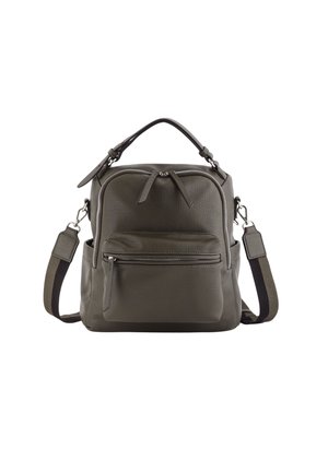 Mochila verde de cuero con compartimento principal con cremallera, bolsillo frontal, dos asas superiores y una correa ajustable; acabado texturizado y diseño elegante.