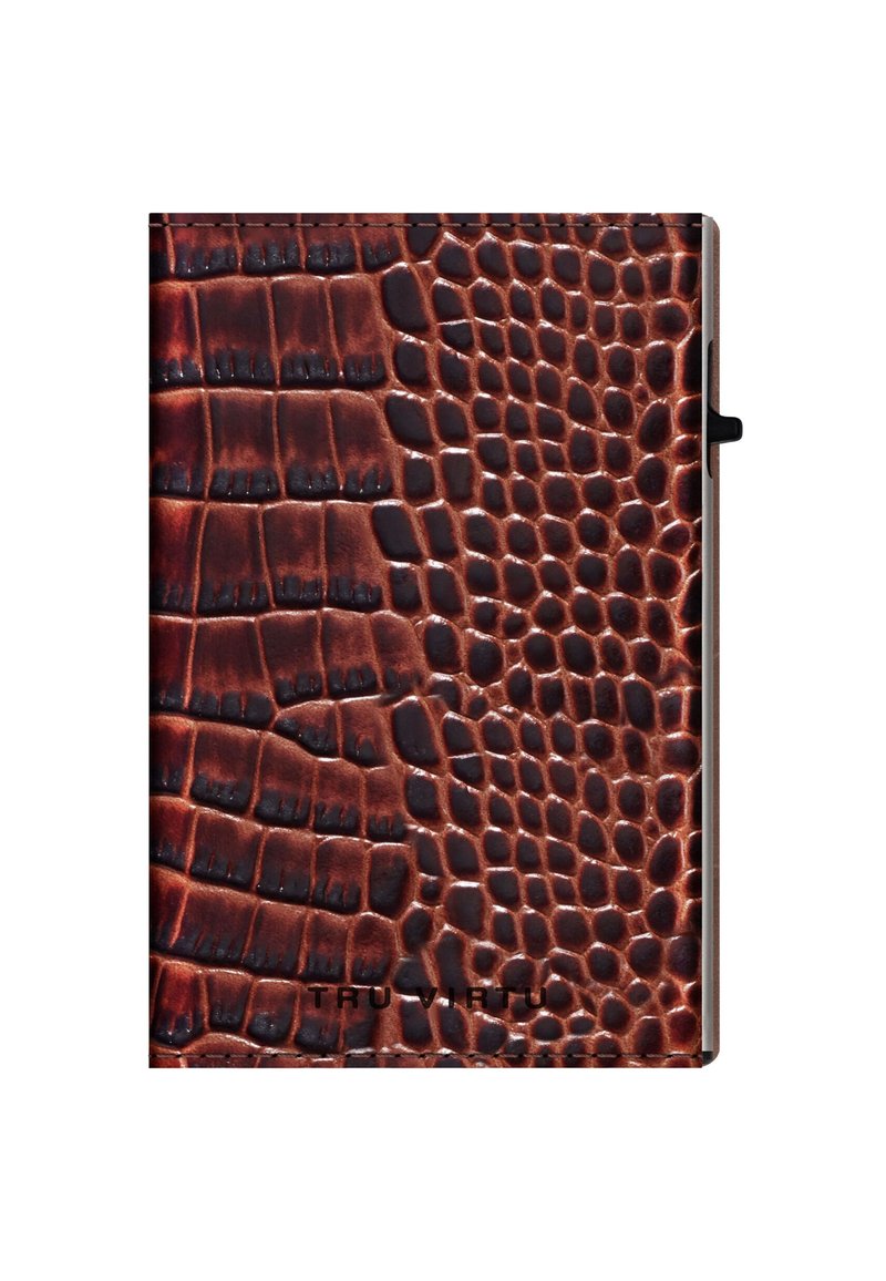 Portefeuille en cuir marron texturé avec un motif en peau de crocodile, des bordures métalliques et un logo embossé sur la surface. Design compact et rectangulaire.