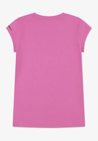 T-shirt a maniche corte in cotone rosa acceso, con scollo rotondo e trama liscia. Piccolo dettaglio logo nero sulla spalla sinistra.