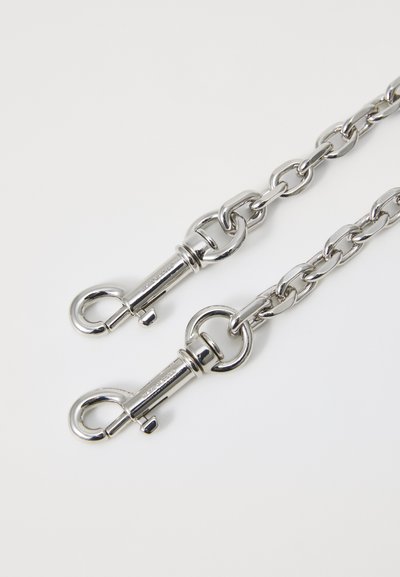 Catena metallica con anelli argentati lucidi e due ganci a scatto a ciascun estremità. Gli anelli hanno una forma ovale e presentano una finitura lucida.