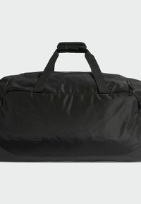 Čierna cestovná taška z odolnej látky, s pevným, hladkým povrchom, dvoma nosnými rúčkami a zipsovým uzáverom na boku.