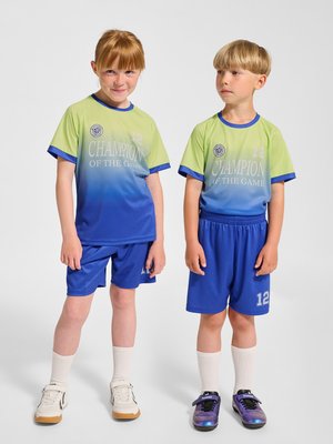 Zwei Kinder in blau-grünem Sportoutfit mit dem Text „Champion of the Game“ stehen nebeneinander vor einem schlichten Hintergrund.