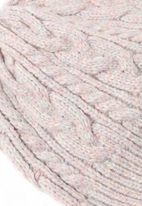 Căciulă tricotată groasă într-o nuanță pastelată moale. Prezintă un model tricotat în cablu cu fir gros, evidențiind un design texturat și confortabil.