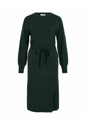 Vestido de punto verde oscuro con mangas largas, escote redondo y un cinturon atado en la cintura; cuenta con una abertura lateral para agregar detalle.