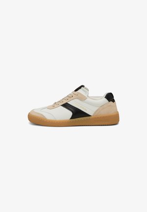 Baskets basses en cuir blanc, accents en daim beige, bande noire, semelle en caoutchouc gomme, et logo "Marc O'Polo" sur le côté.