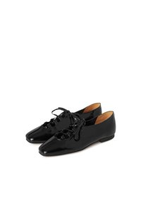 Scarpe in pelle verniciata nera con un design elegante, punta affusolata e tacco piatto. Caratterizzate da lacci con dettagli decorativi in metallo.