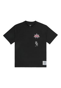 Černé tričko s krátkým rukávem a raglánovými rukávy, které na hrudi zdobí barevné logo a branding. Na lemu obsahuje nášivku s logem.