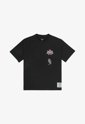 Svart t-shirt med korta ärmar och raglanärmar som har en färgglad logotyp och varumärkning på bröstet. Inkluderar en logotyp-lapp vid fållen.