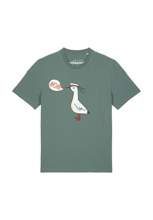 Grünes T-Shirt mit einem gezeichneten Möwenmotiv, die eine Matrosenmütze trägt, und einer Sprechblase mit "MOIN!" vorne in der Mitte.